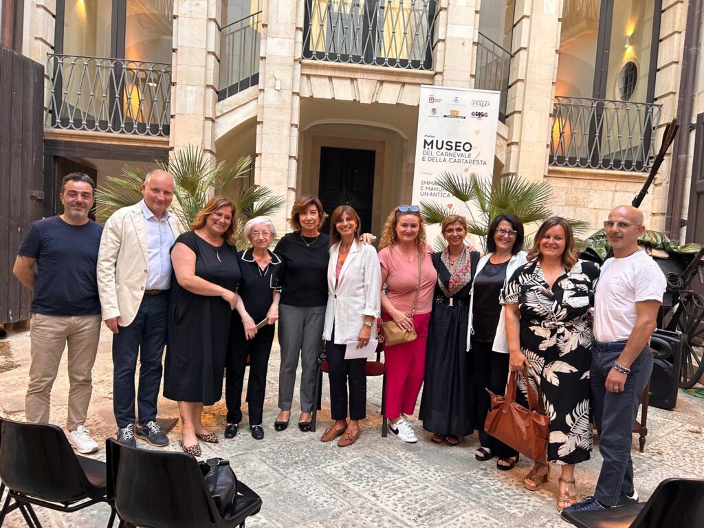 Foto di gruppo del direttivo di Generazioni Putignano con Daniela Mazzucca