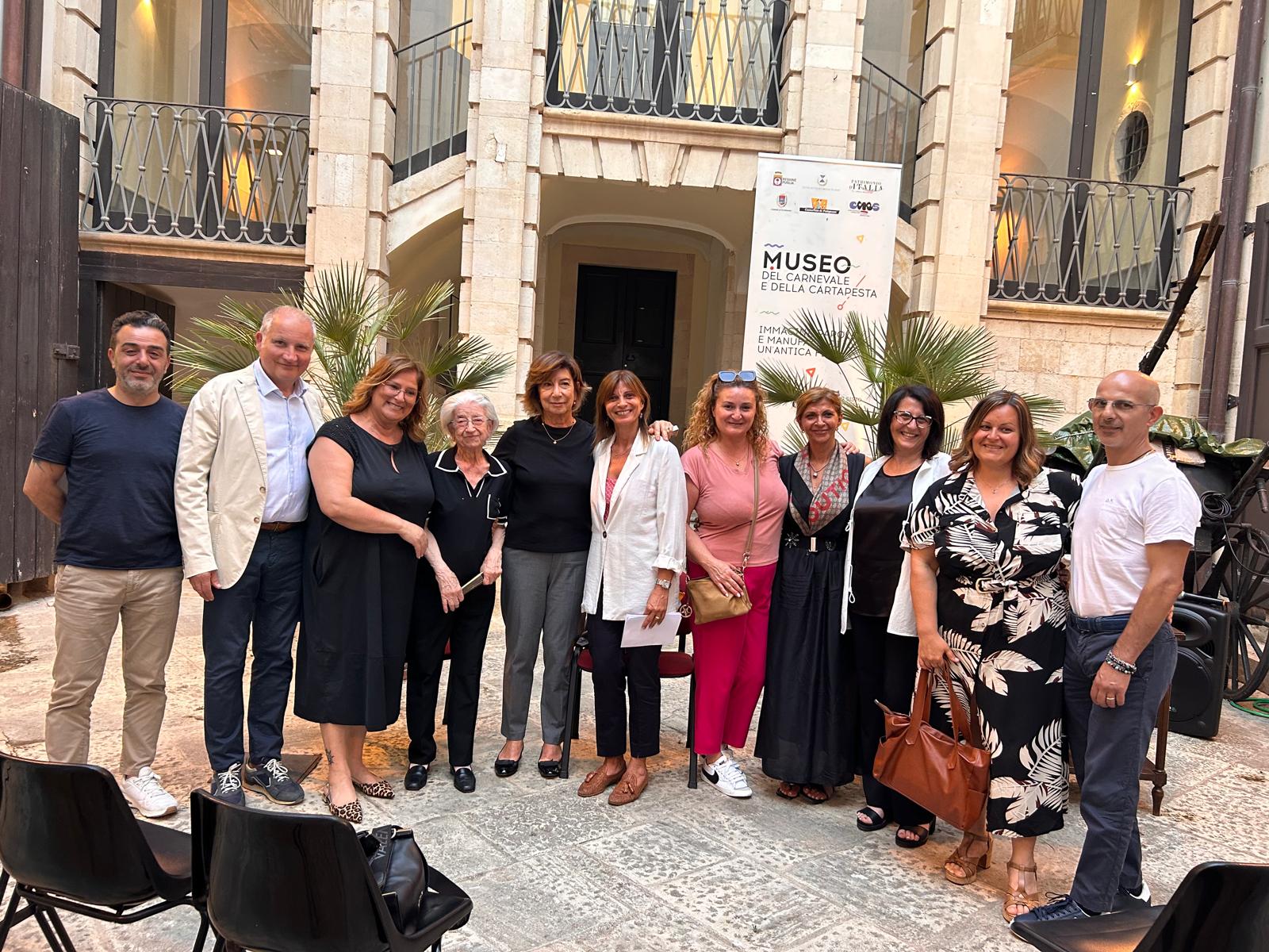 Foto di gruppo del direttivo di Generazioni Putignano con Daniela Mazzucca