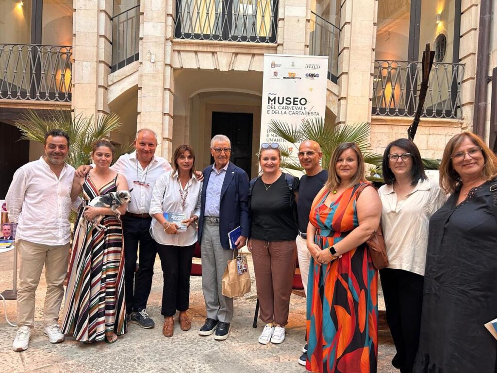 Foto di gruppo del direttivo di Generazioni Putignano con Mario Greco