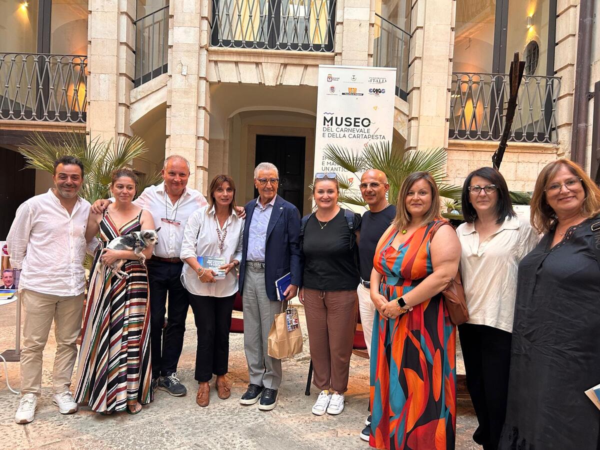 Foto di gruppo del direttivo di Generazioni Putignano con Mario Greco